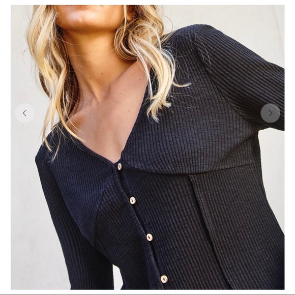 Fall Must Perfect Front loop button ribbed top - Picture 5 of 7